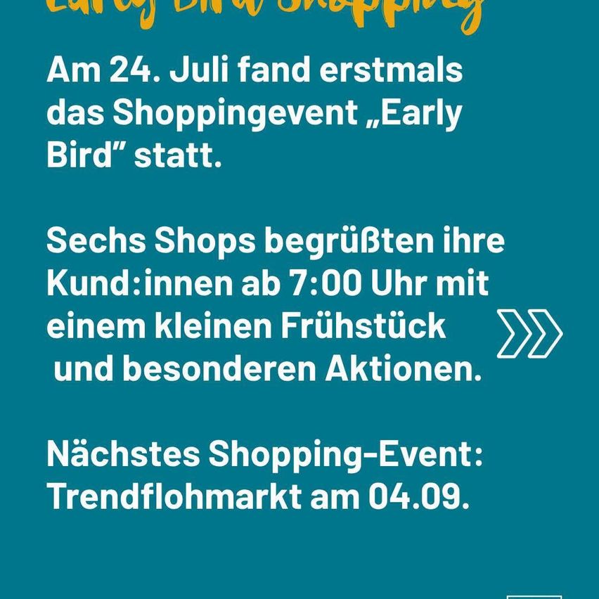Ein blaues Plakat kündigt das Einkaufsevent 'Early Bird' am 24. Juli an, das Kunden zu sechs Geschäften mit einem Frühstück und besonderen Aktionen ab 7:00 Uhr einlädt. Das nächste Einkaufsevent ist ein Trendmarkt am 4. September.