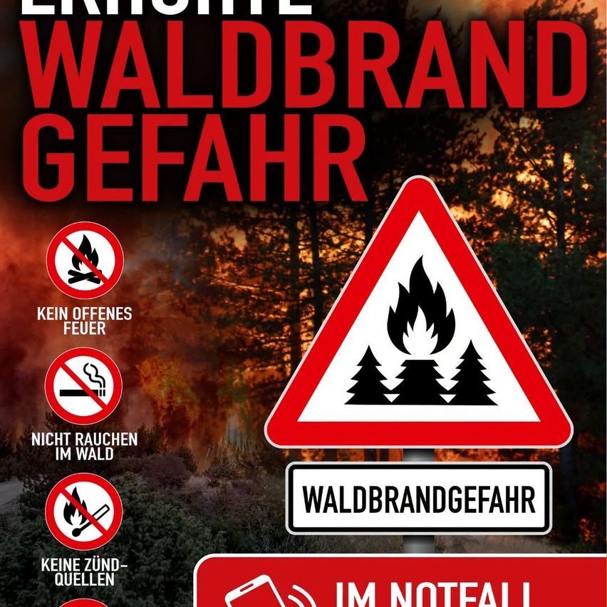 Ein Plakat mit Warnung vor Waldbrandgefahr, verschiedenen Verbotszeichen und einem Feuerwarnsymbol. Der Hintergrund zeigt einen Wald mit Feuer.