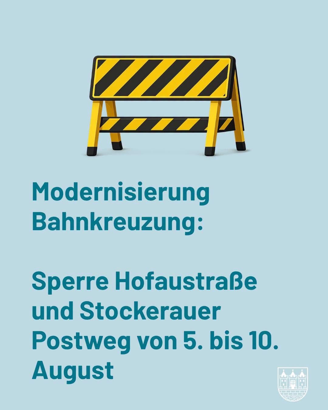 Eine gelbe und schwarze Absperrung mit Text, der auf ein Modernisierungsprojekt an einer Bahnkreuzung hinweist, die HofaustraBe und Stockerauer Postweg vom 5. bis 10. August blockiert.