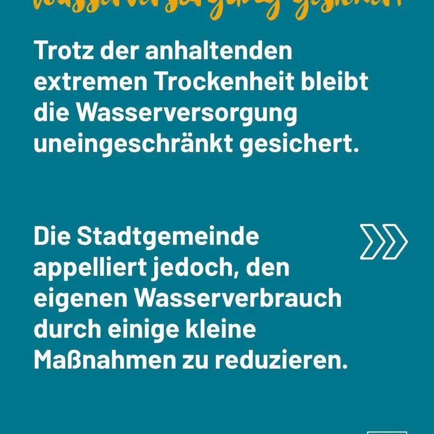 Ein blaues Plakat mit weißem Text besagt, dass trotz anhaltender extremer Trockenheit die Wasserversorgung ungehindert bleibt. Die Stadtgemeinde appelliert jedoch, den eigenen Wasserverbrauch durch einige kleine Maßnahmen zu reduzieren.
