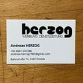Ein Visitenkarte für Herzog, ein Marketing- und Dienstleistungsunternehmen. Es enthält die Kontaktdaten von Andreas Herzog.
