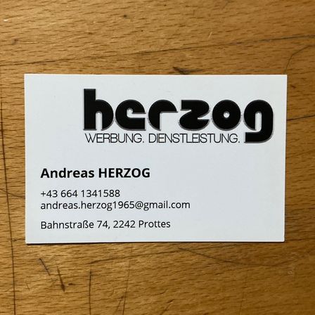 Ein Visitenkarte für Herzog, ein Marketing- und Dienstleistungsunternehmen. Es enthält die Kontaktdaten von Andreas Herzog.