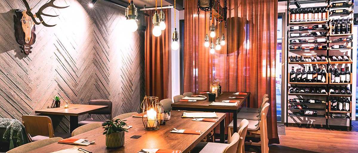 Bild enthält, Indoors, Interior Design, Alcohol, Beverage, Liquor, Wine, Building, Dining Table, Table, Wine Cellar