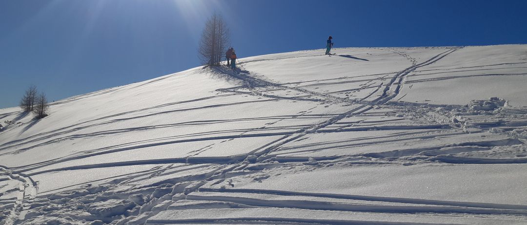 Bild enthält, Slope, Nature, Outdoors, Piste, Mountain Range, Peak, Sky, Ice, Person, Scenery