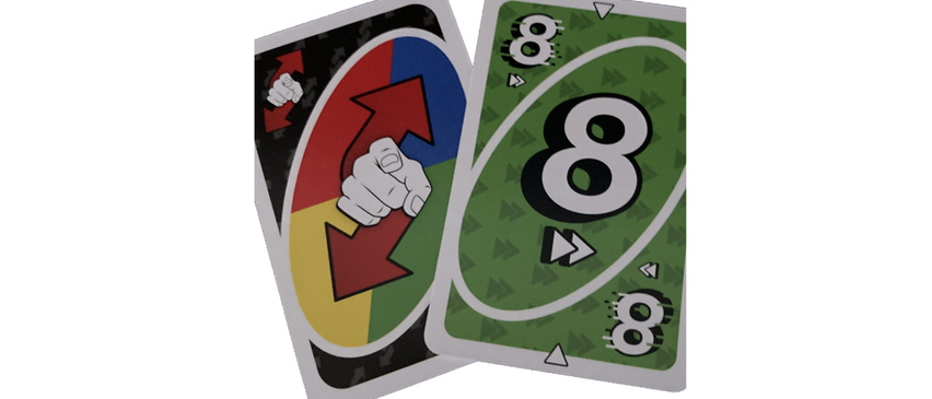 Zwei Karten abgebildet; eine hat ein Faustsymbol und einen roten Pfeil, die andere hat einen grünen Hintergrund mit der Nummer 8 in Schwarz.