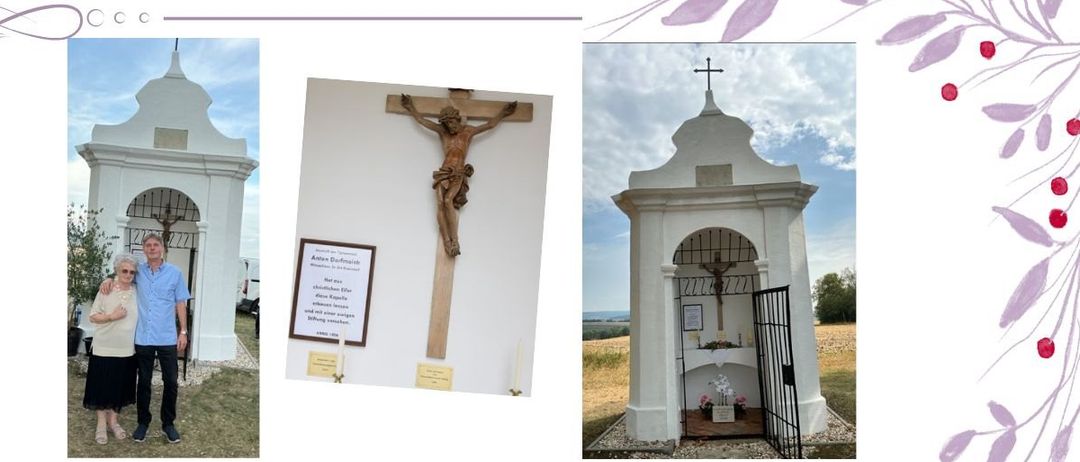 Drei Bilder: zwei Personen vor einem Gebäude, ein gerahmtes Dokument und eine kleine Kapelle mit Kreuz und Blumen.