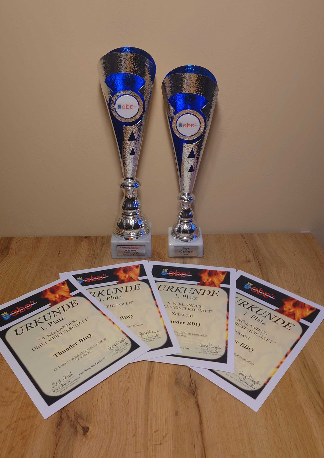 Bild enthält, Glass, Text, Business Card, Paper, Goblet