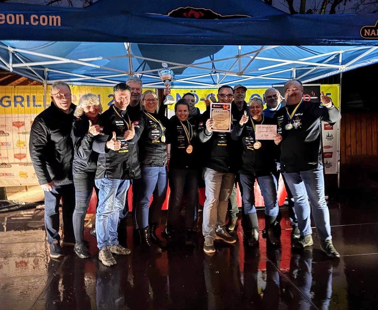 Bild enthält, Urban, Adult, Male, Man, Person, Shoe, Groupshot, Jeans, Coat, Glasses