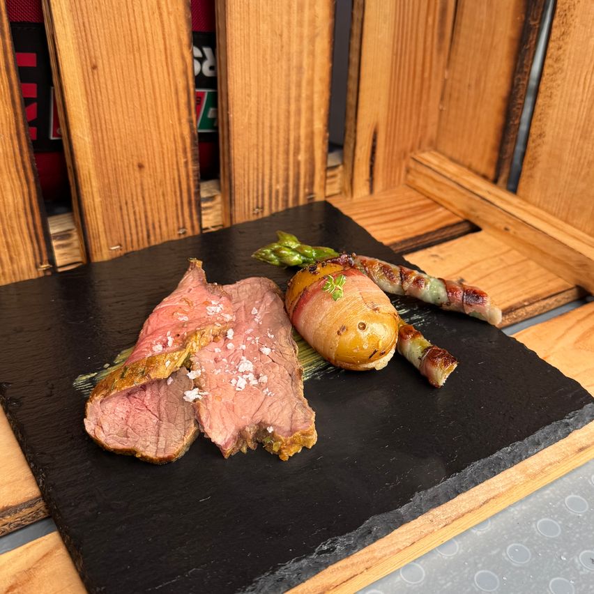 Bild enthält, Wood, Food, Meat, Pork, Hardwood, Food Presentation, Plywood, Indoors, Interior Design