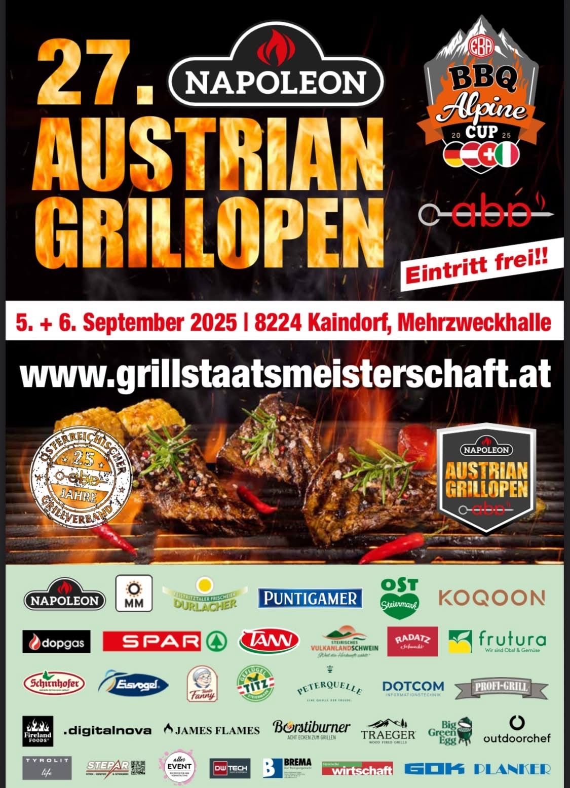 Flyer für das Austrian Grill Open Event mit gegrilltem Fleisch auf Feuer und Logos von Sponsoren wie Napoleon, Puntigam und anderen. Die Veranstaltung findet am 5. und 6. September 2025 statt. Freier Eintritt.