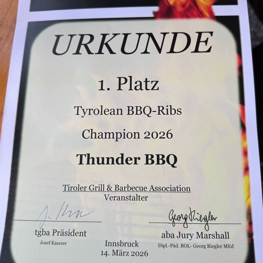 Ein Zertifikat für den Tirolean BBQ-Ribs Champion 2026 Award, Thunder BBQ, ausgestellt von der Tiroler Grill & Barbecue Association. Datum: 14. März 2026, unterzeichnet von Präsident Josef Kaserer und Jury-Marshall Georg Riegler.