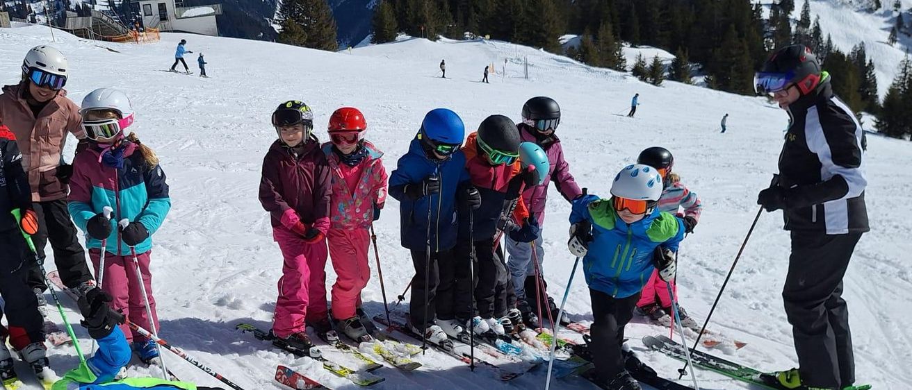 Bild enthält, Nature, Outdoors, Glove, Helmet, Person, Snow, Skiing, Adult, Male, Man