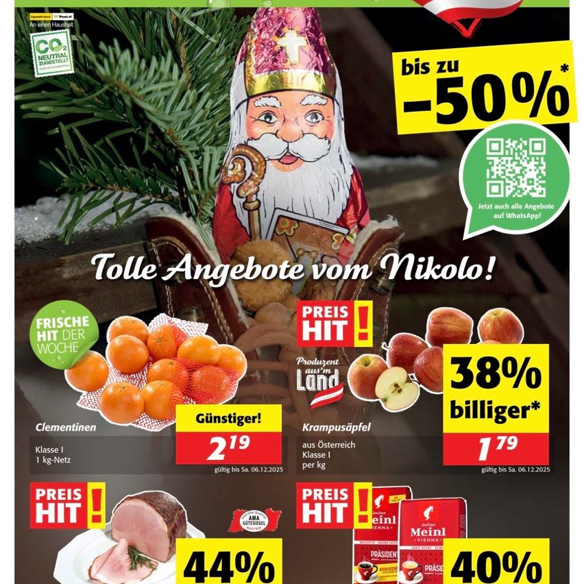 Werbeflyer mit einem Weihnachtsmann, der ein Buch liest, und Rabatten bis zu 50% auf Produkte wie Orangen und Schinken. Orangen kosten 2,19 pro kg, Äpfel 1,79 pro kg und Schinken ist um 44% reduziert. Gültig bis zum 6. Dezember 2025.