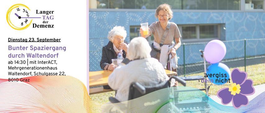 Drei ältere Frauen sitzen um einen Tisch herum. Eine Frau hält ein Getränk, eine andere isst. Eine dritte Frau benutzt einen Gehstock.