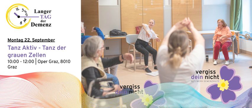 Ein Innenraum mit mehreren Personen. Eine Frau in einem weißen T-Shirt sitzt auf einem Stuhl und streckt ihre Arme. Eine andere Frau im Rollstuhl lächelt. Es gibt einen Schreibtisch mit einer schwarzen Tasche und einer roten Tasche. Der Boden ist aus Holz.