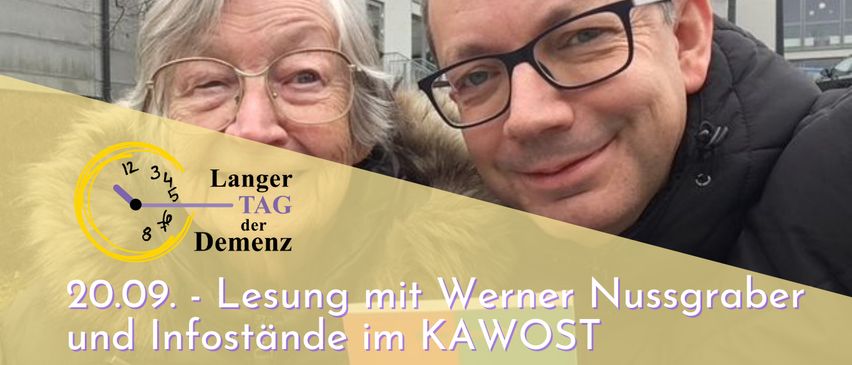 Zwei lächelnde Personen mit Brille vor einem Gebäude. Der Text lautet 'Langer TAG der Demenz' und 'Lesung mit Werner Nuss.' Sie halten einen Becher.