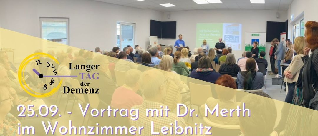 Ein geschlossener Konferenzraum mit mehreren Teilnehmern, die einen Vortrag verfolgen. Überlagerter Text lautet 'Längerer Tag der Demenz' und 'Vortrag mit Dr. Merth Zimmerman Leibnitz.' Drei Personen stehen vorne.