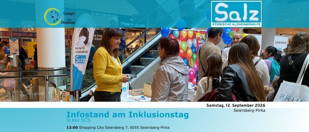 Eine Gruppe von Menschen versammelt sich in einem Einkaufszentrum für eine Veranstaltung, wobei eine Frau in einem gelben Pullover an einem Stand steht. Hinter ihr ist eine bunte Ballondekoration zu sehen, und ein Schild steht 'Salz'. Die Veranstaltung ist für Samstag, den 12. September 2026, im Shopping City Seiersberg geplant.