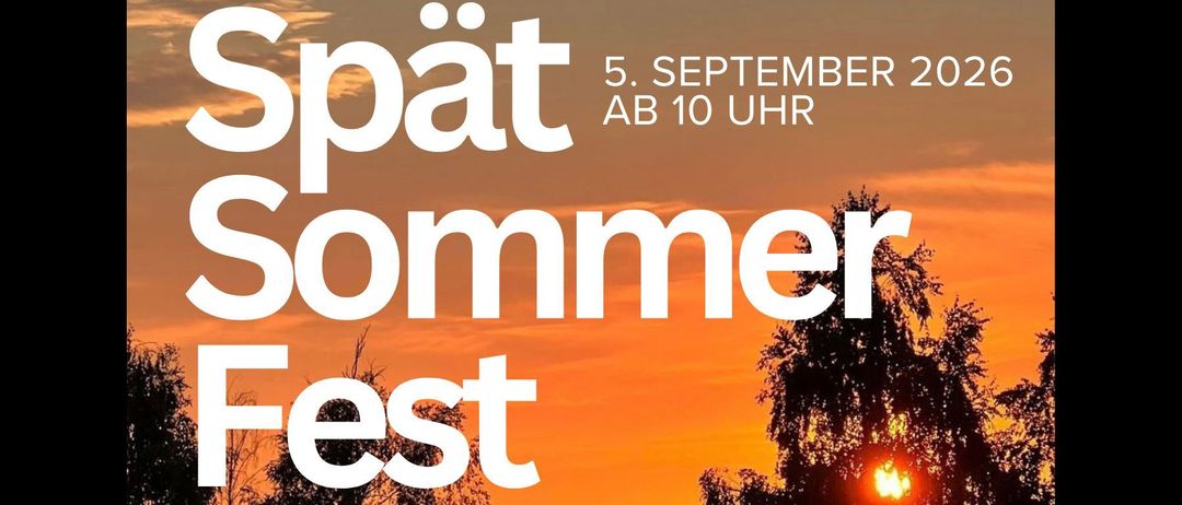 Ein Plakat mit den Worten 'spat Sommer Fest' mit einem Sonnenuntergang im Hintergrund. Das Datum und die Uhrzeit der Veranstaltung sind 5. September ab 10 Uhr.