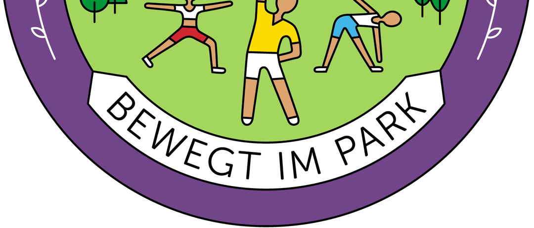 Das Logo zeigt drei Menschen, die Yoga in einem Park machen, mit Häusern und Gebäuden im Hintergrund. Die Sonne scheint hell.