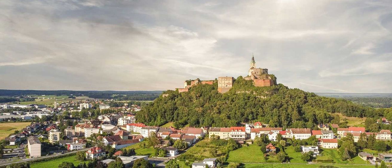 Bild enthält, Building, Castle, Fortress, Cityscape, Nature, Outdoors, Countryside, Rural, Village