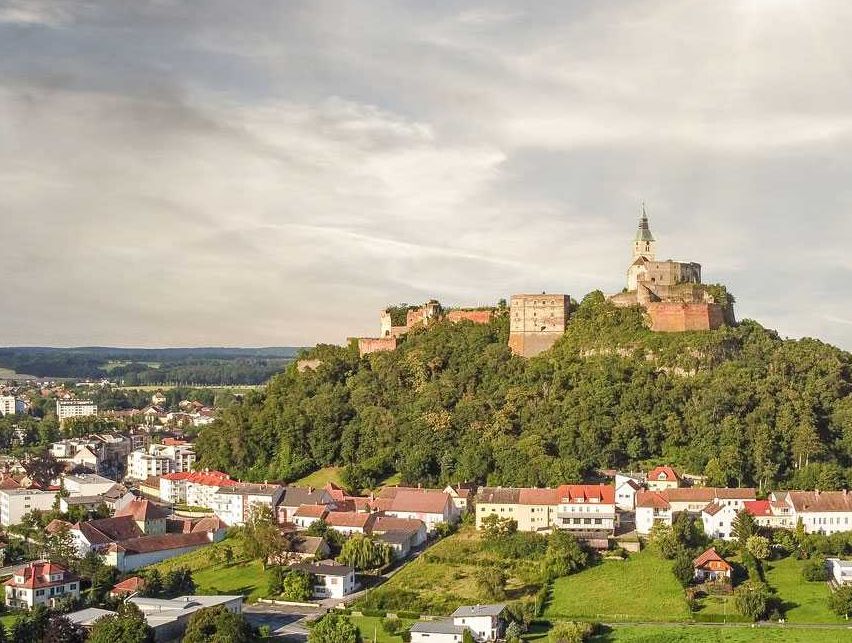 Bild enthält, Building, Castle, Fortress, Cityscape, Nature, Outdoors, Countryside, Rural, Village