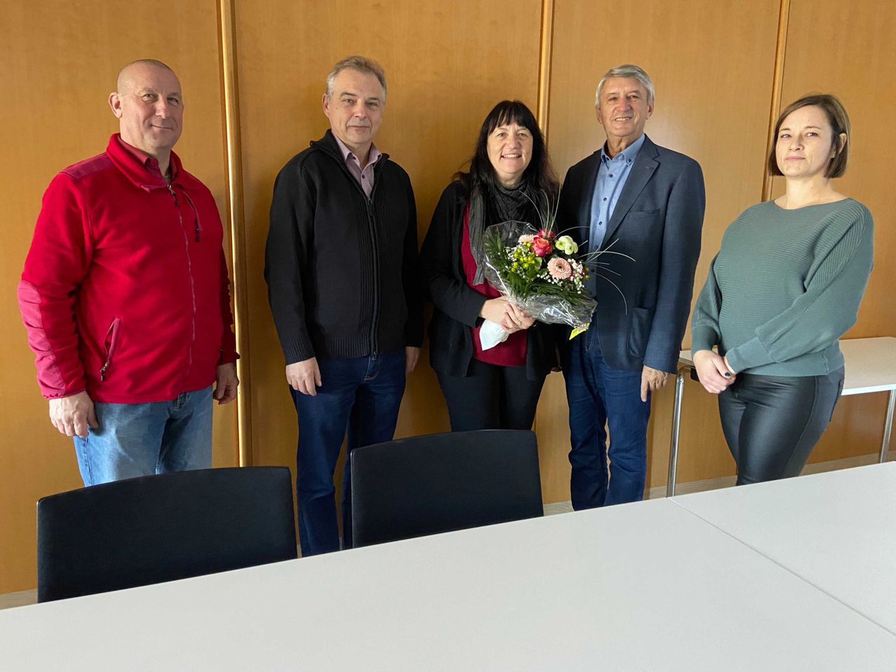 Bild enthält, Flower, Flower Arrangement, Groupshot, Person, Adult, Female, Woman, Flower Bouquet, Male, Man