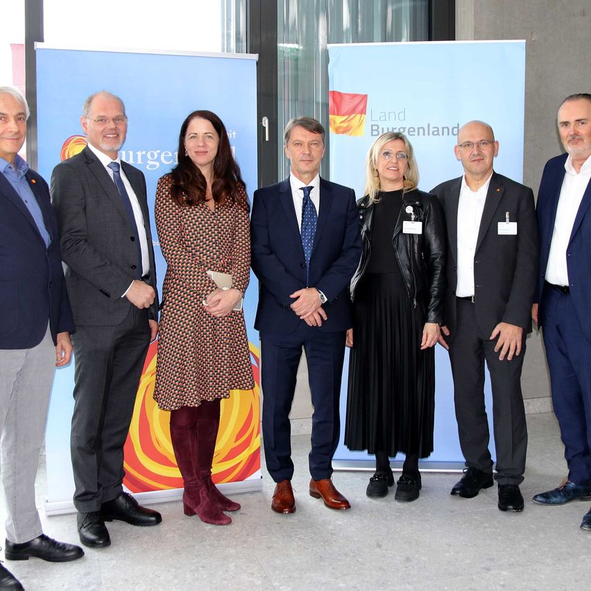 Bild enthält, Groupshot, Person, Adult, Female, Woman, People, Male, Man, Skirt, Coat