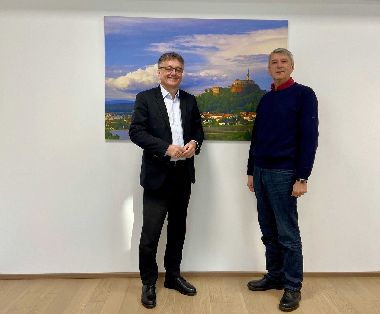 Bild enthält, Painting, Adult, Male, Man, Person, Groupshot, Coat, Glasses, Jacket