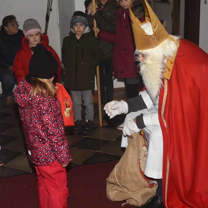 Bild enthält, Glove, Festival, Christmas, Adult, Female, Person, Woman, Santa Claus, Male, Man
