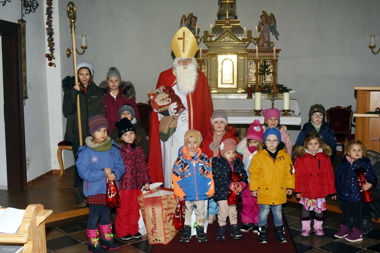 Bild enthält, Festival, Christmas, Coat, Jacket, Person, Santa Claus, Child, Female, Girl, Glasses