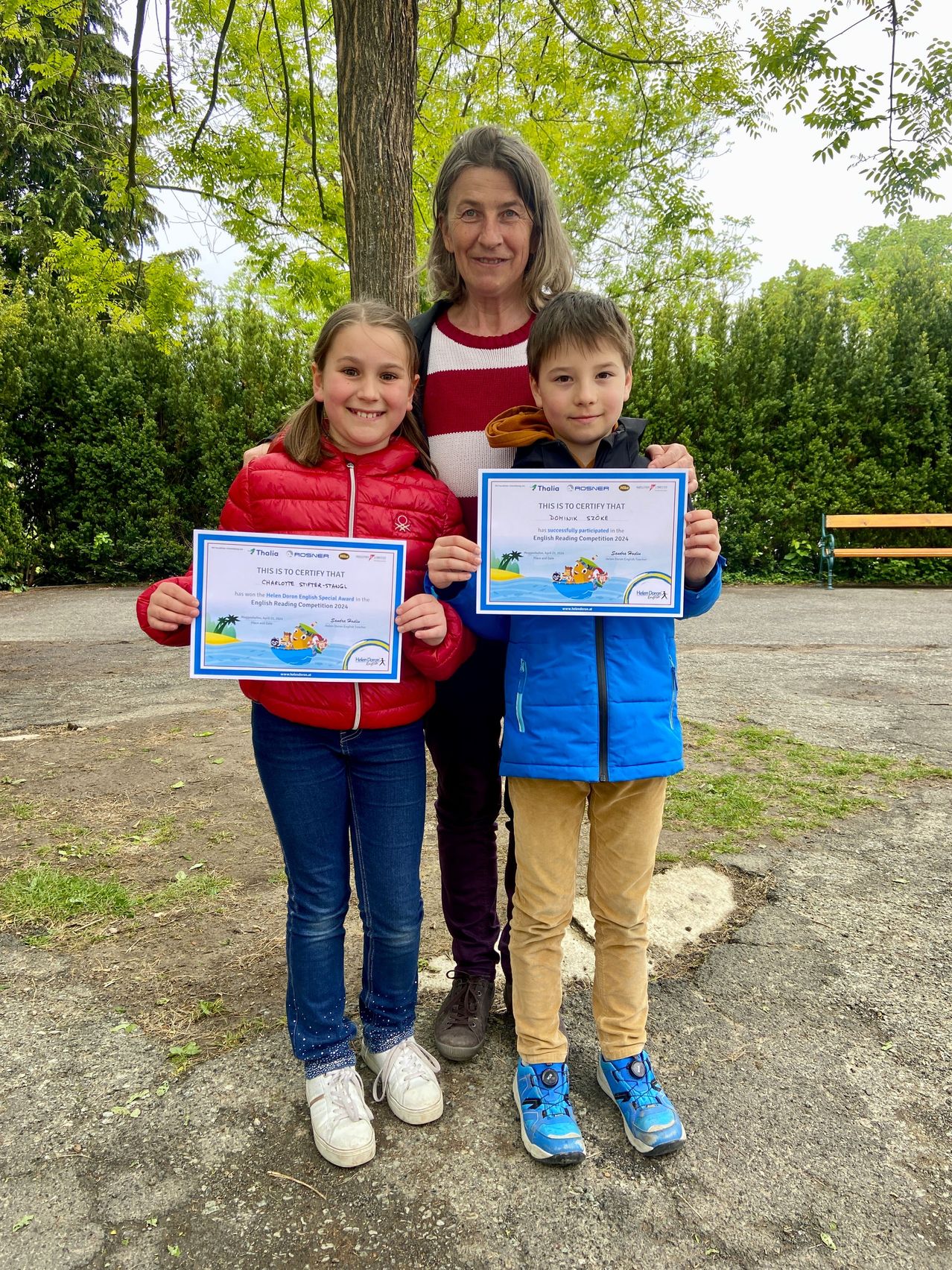 Bild enthält, Grass, Park, Pants, Photography, Portrait, Tree, Vegetation, Jeans, Shoe, People