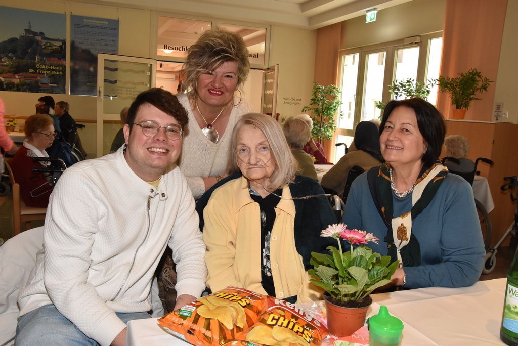 Bild enthält, Potted Plant, Lunch, Meal, Dining Room, Dining Table, Table, Photography, Portrait, People, Flower Arrangement