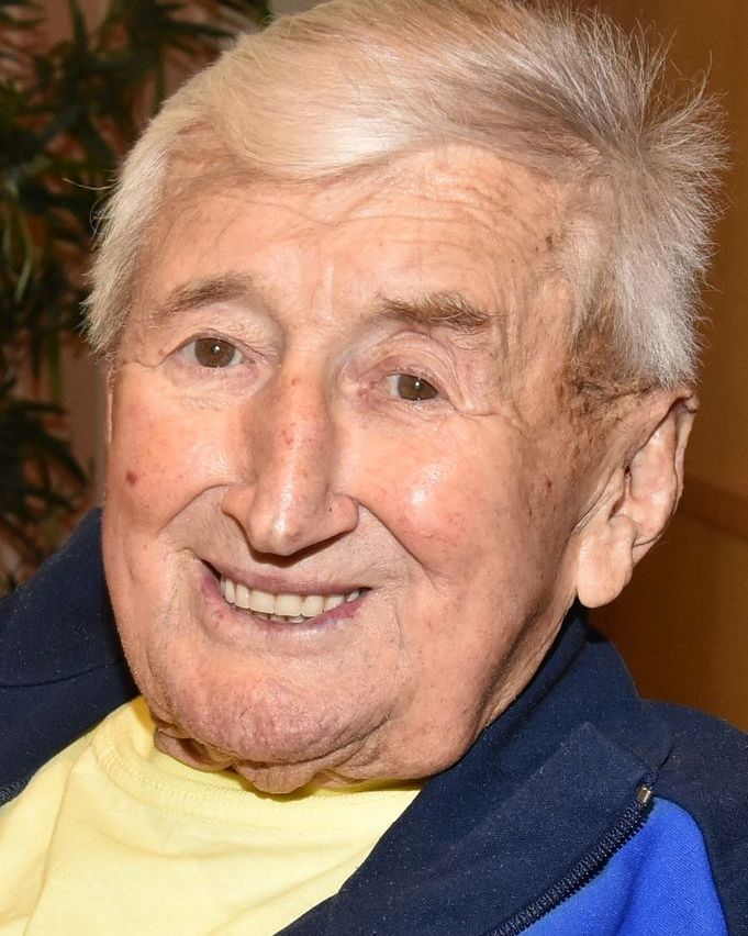 Bild enthält, Face, Person, Photography, Portrait, Adult, Male, Man, Senior Citizen, Smile, Blonde