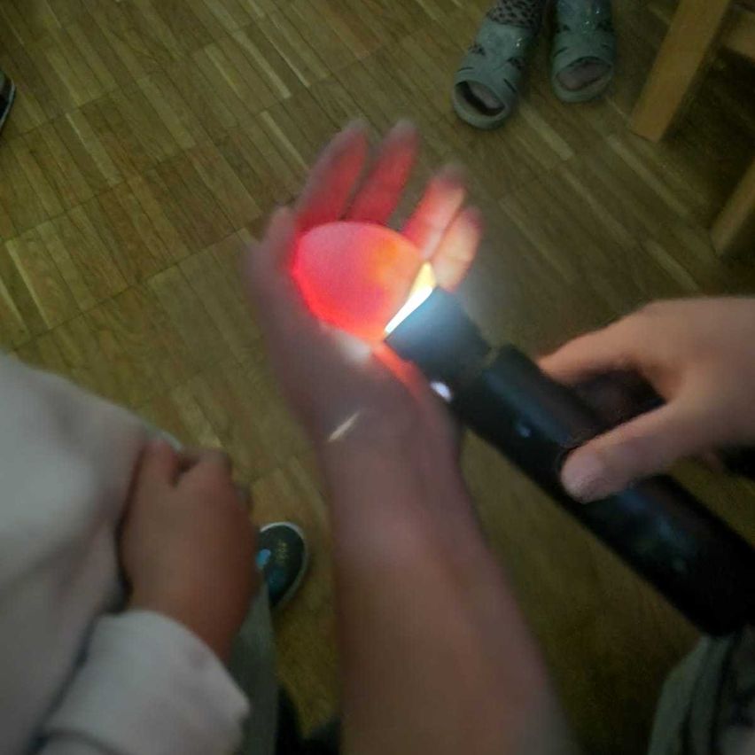 Bild enthält, Light, Lamp, Lighting, Boy, Child, Male, Person, Baby