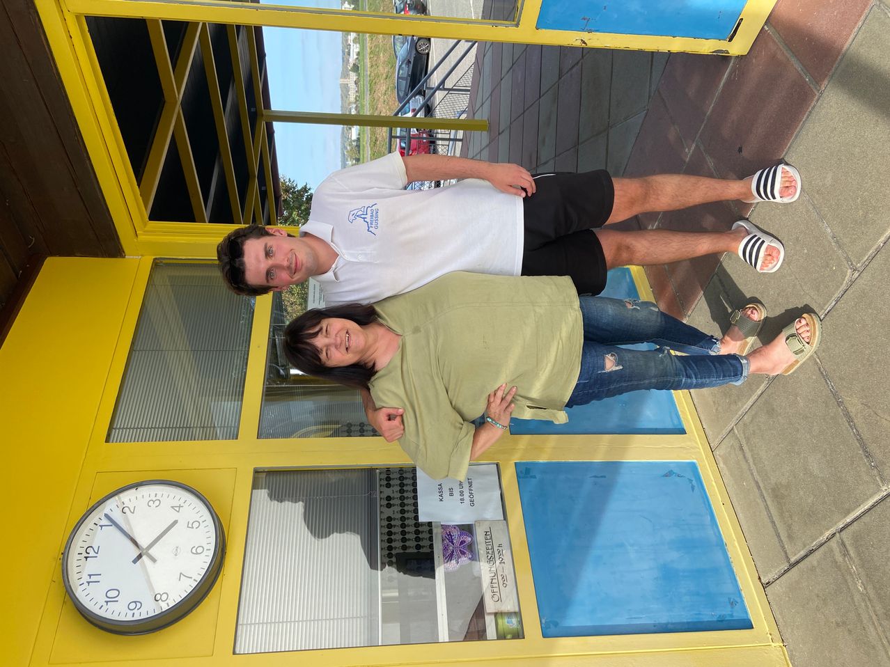 Bild enthält, Adult, Male, Man, Person, Jeans, Pants, Clock Tower, Face, Shoe, Floor