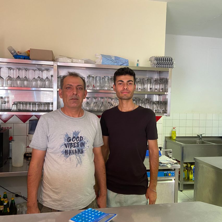 Bild enthält, Clothing, T-Shirt, Shelf, Adult, Male, Man, Person, Face, Head, Indoors