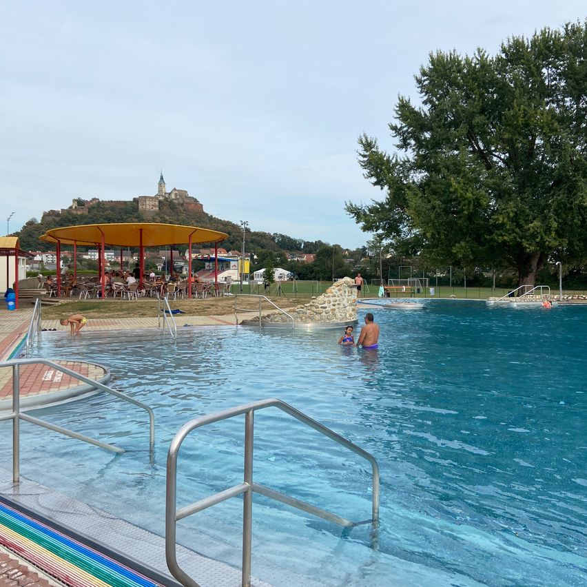 Bild enthält, Hotel, Resort, Summer, Outdoors, Scenery, Pool, Swimming Pool, Water, Person, Handrail