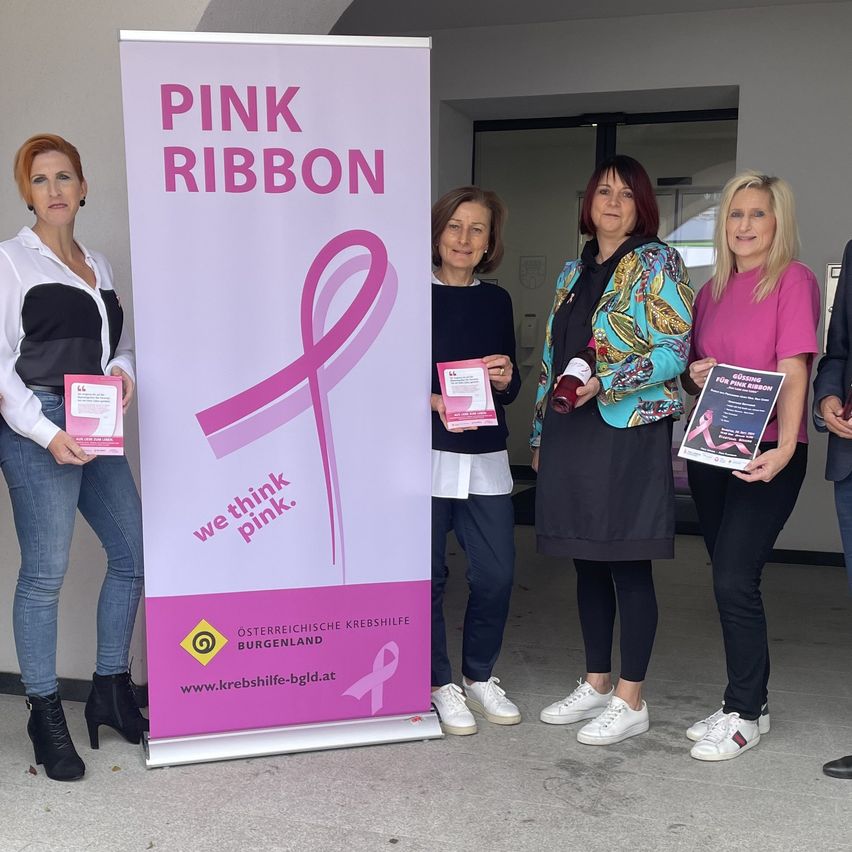 Bild enthält, Advertisement, Poster, Adult, Female, Person, Woman, Girl, Teen, Groupshot, Coat