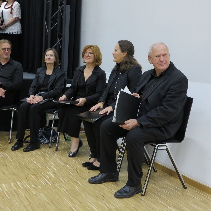 Bild enthält, Adult, Female, Person, Woman, Male, Man, Shoe, People, Suit, Crowd