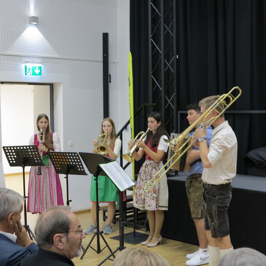 Bild enthält, Person, Adult, Male, Man, Musical Instrument, Wristwatch, Shorts, Shoe, Face, Suit