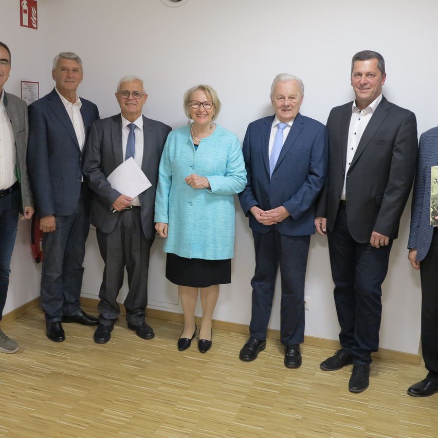 Bild enthält, Groupshot, Person, Jeans, Suit, Adult, Female, Woman, Male, Man, Coat