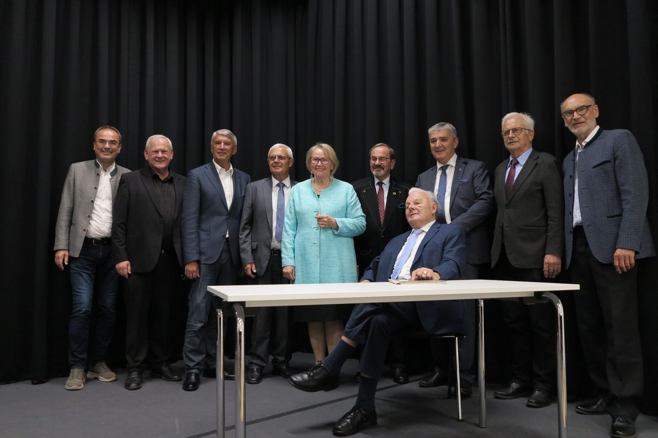 Bild enthält, Groupshot, Person, People, Adult, Female, Woman, Male, Man, Suit, Coat