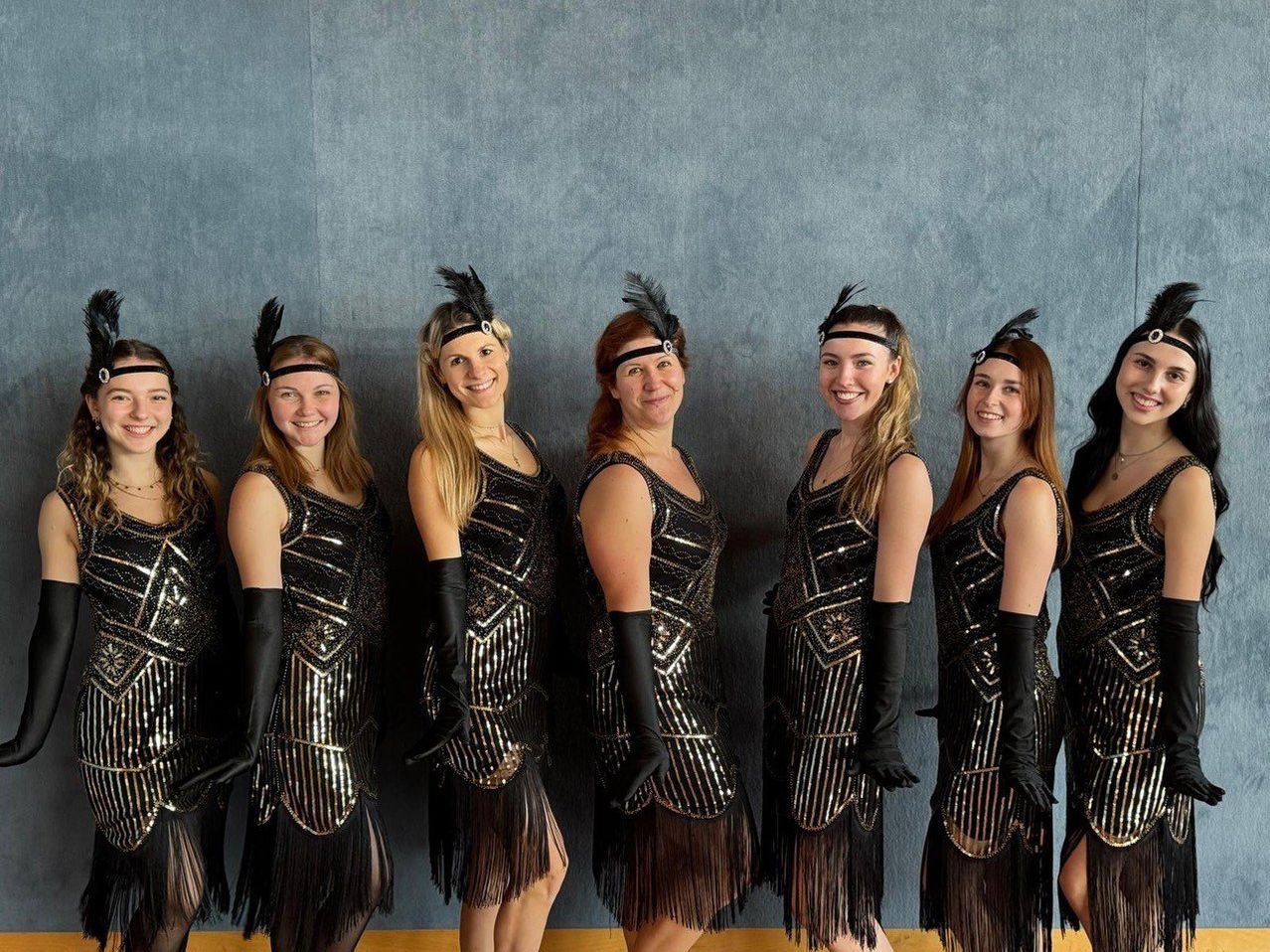 Bild enthält, Adult, Female, Person, Woman, Glove, Costume, Groupshot, Face, Corset, Necklace