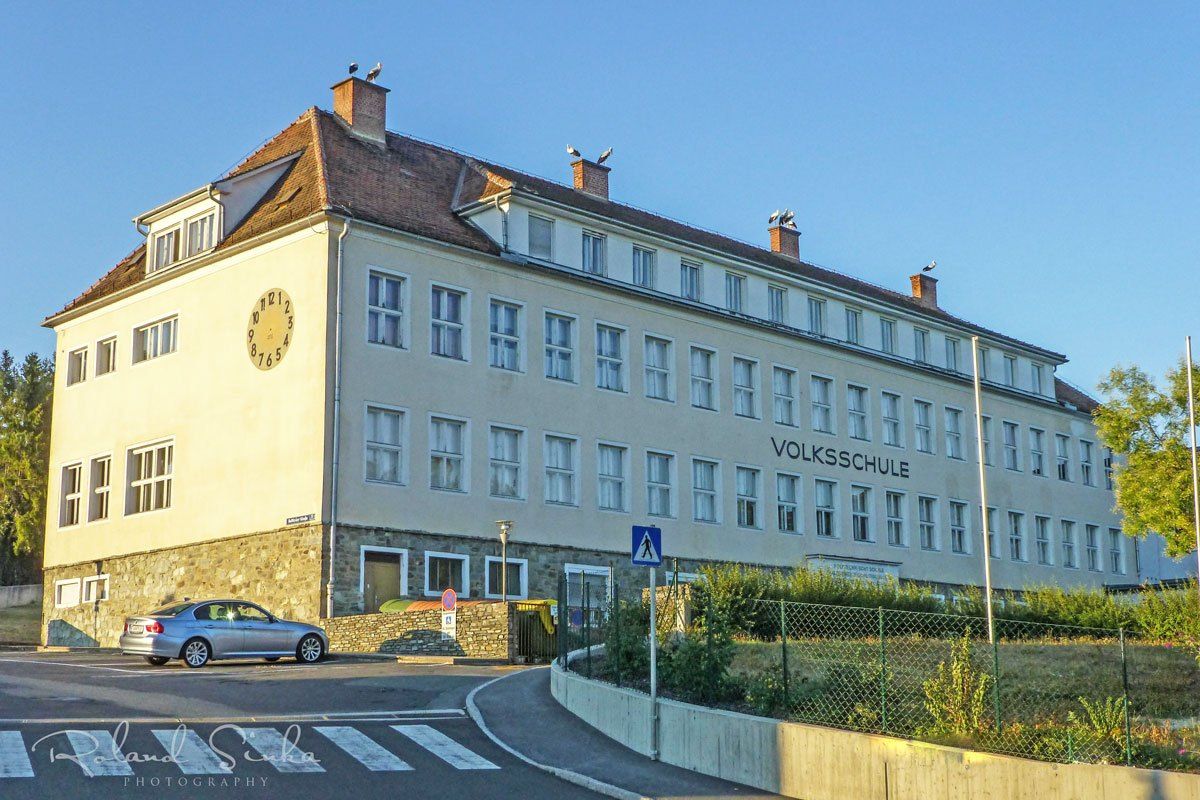 Bild enthält, City, Building, Office Building, Urban, Road, Car, Street, Condo, Housing, Wheel