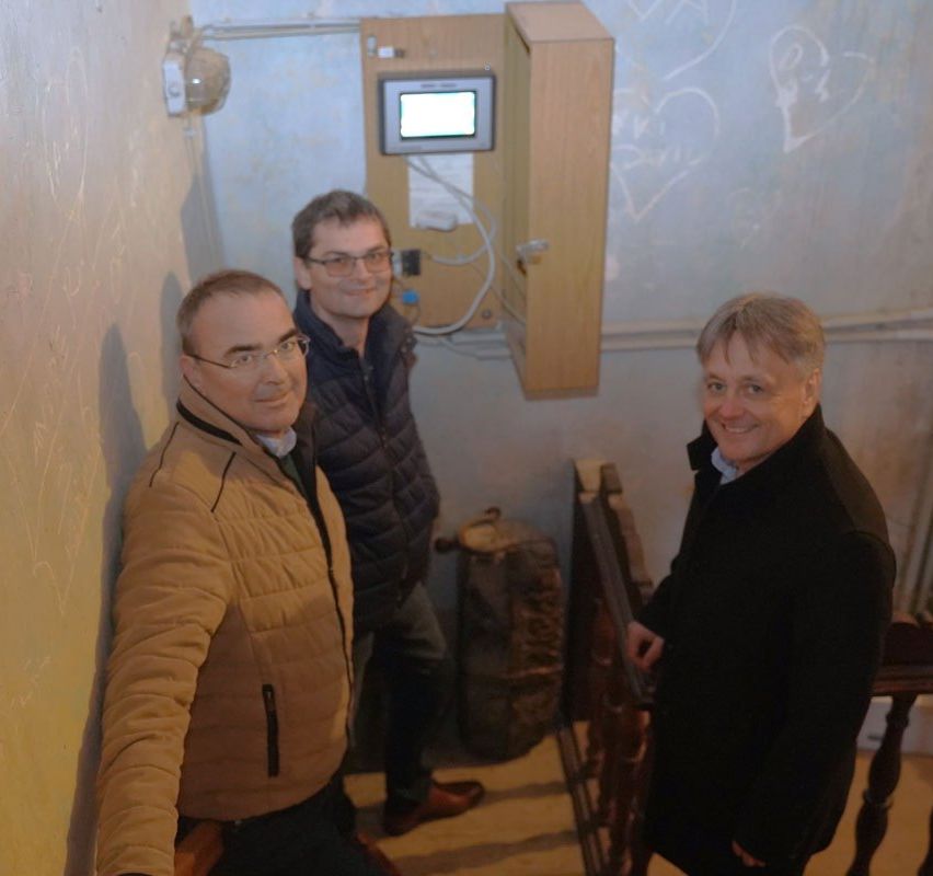 Bild enthält, Adult, Male, Man, Person, Indoors, Face, Head, Coat, Smile, Glasses