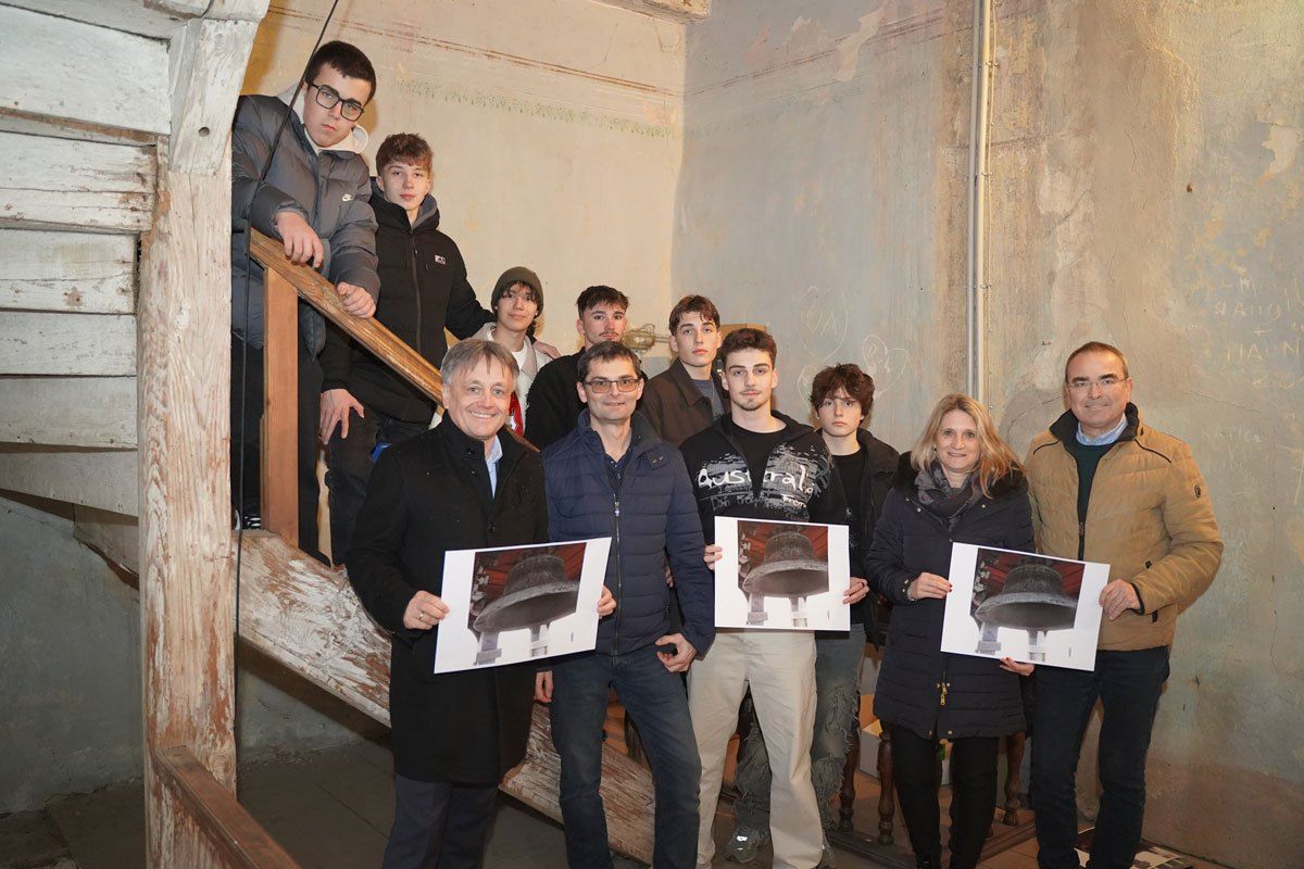 Bild enthält, People, Person, Groupshot, Pants, Coat, Adult, Male, Man, Female, Woman