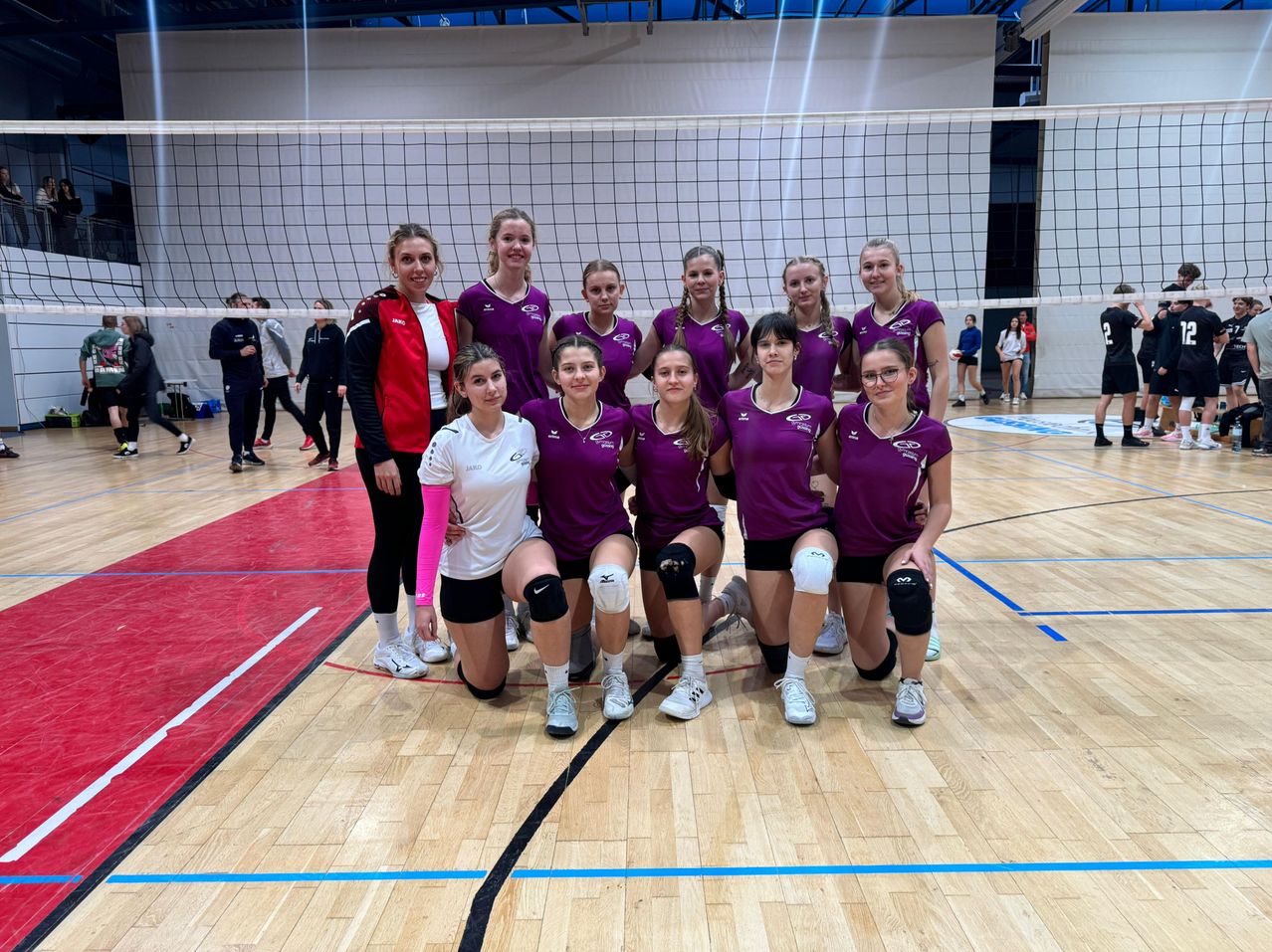 Bild enthält, People, Person, Volleyball, Volleyball Game, Adult, Female, Woman, Footwear, Shoe, Face