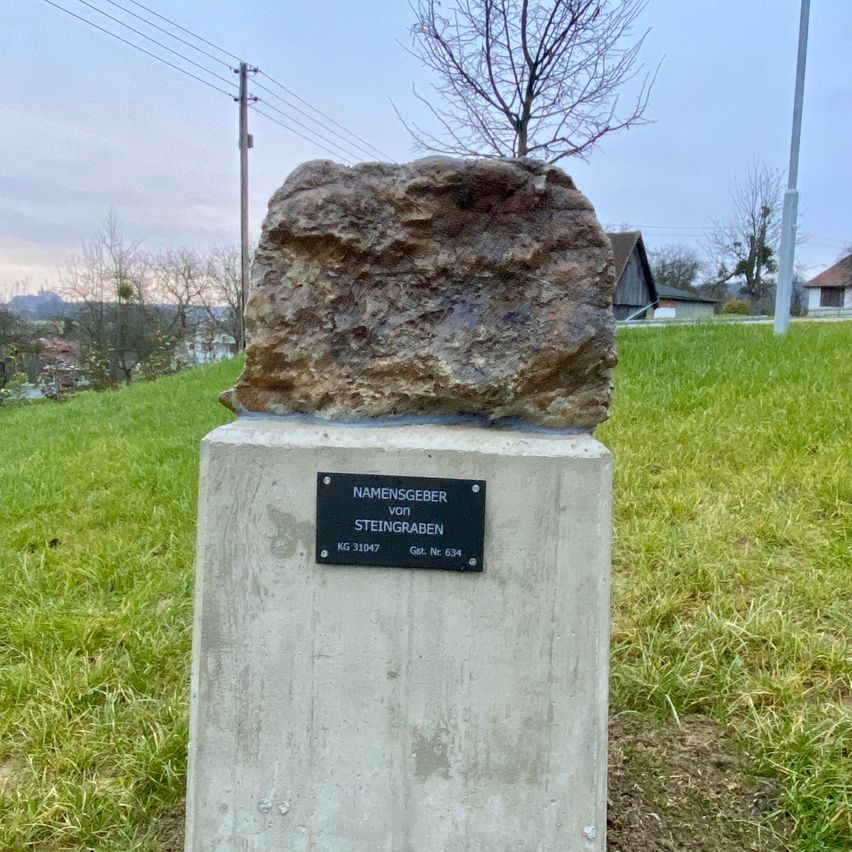 Bild enthält, Tomb, Gravestone, Plaque