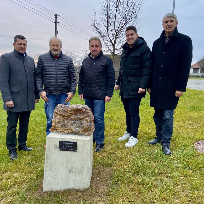 Bild enthält, Coat, Jacket, Adult, Male, Man, Person, Jeans, Pants, Groupshot, Shoe